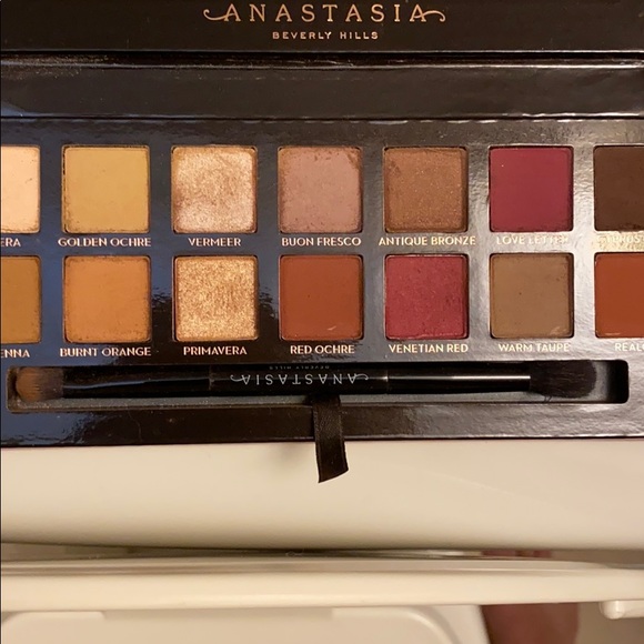 Anastasia- Modern Renaissance Pallete - Picture 3 of 3